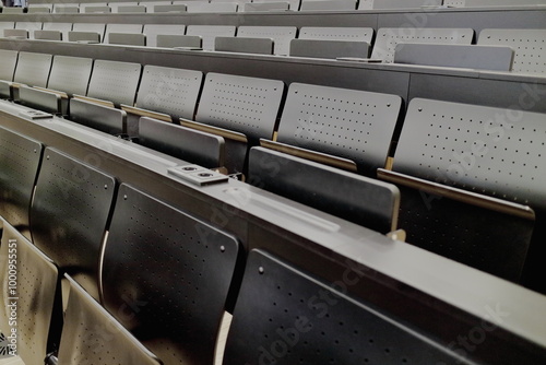 Bänke und Klapptische in Hörsaal