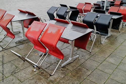 Stühle und Tische bei Restaurant im  Regen