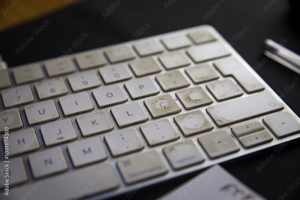 Detalhe de teclado usado com sujidade marcada nas teclas brancas. Detalhe de teclado usado com sujidade marcada nas teclas brancas.