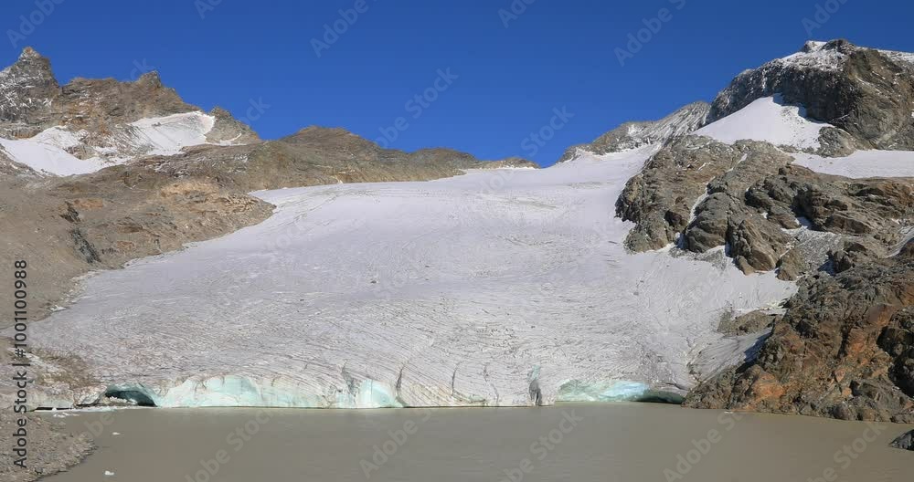 Vue complète du glacier du Grand Méan dans les Alpes grées