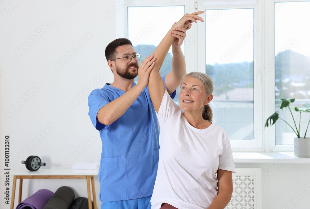 Obraz premium Physiotherapist working with senior patient in rehabilitation center
