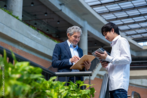 Billede på lærred Asian senior professor is giving advice  to the college student on the research