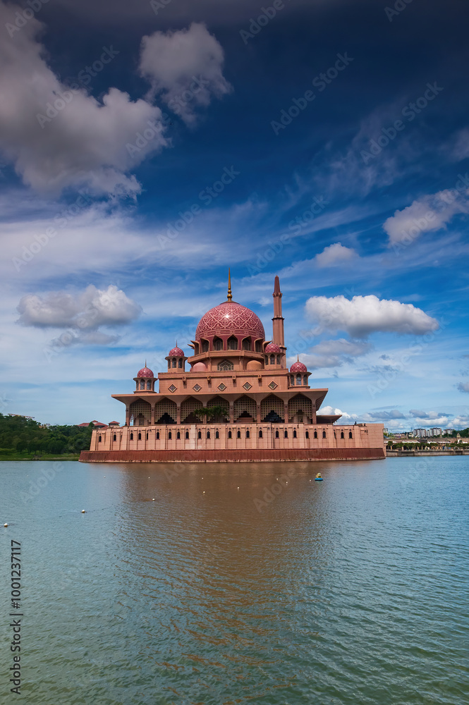 Obraz premium putra mosque at putrajaya malaysia in daylight time