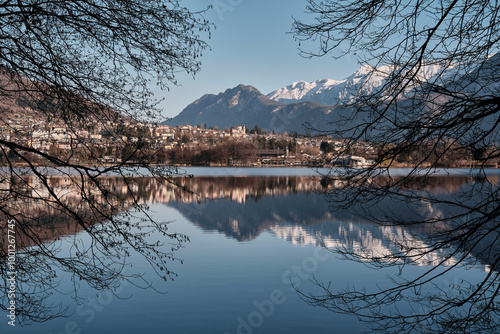 Scorcio sul lago di Levico in autunno