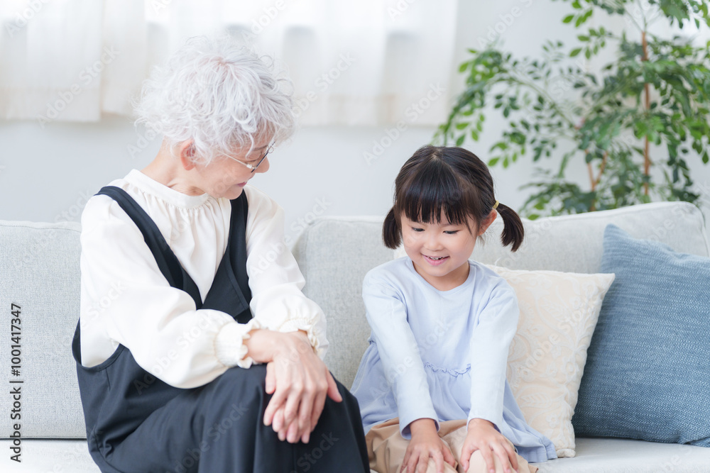 Fototapeta premium おばあちゃんと緊張する孫