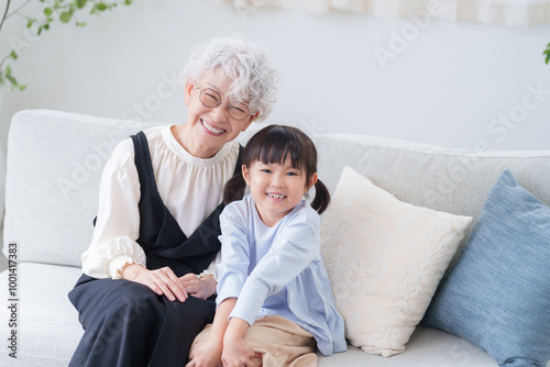 カメラ目線のおばあちゃんと孫