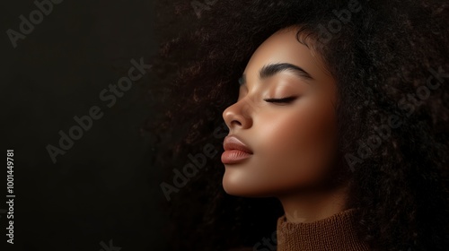 Mujer con un pelo largo de color negro y castaño, concepto de belleza, peluquería, maquillaje