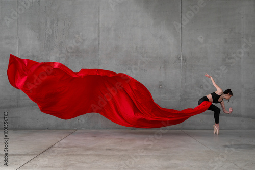 Cuadro en lienzo Danseuse classique qui joue avec un grand voile de couleur rouge devant un mur e
