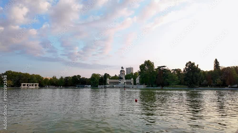  Vista panorámica del amanecer en el Lago del Parque del Retiro de Madrid, España. Septiembre de 2024.