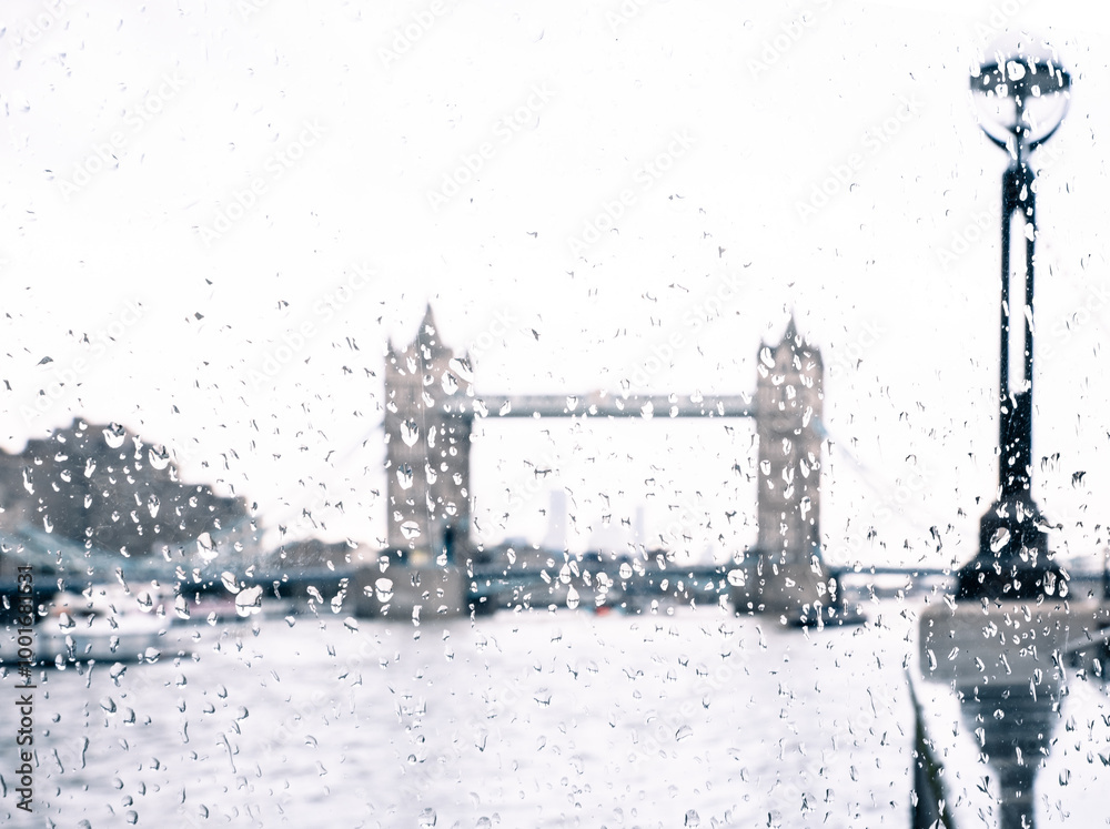 Obraz premium London, UK: tower bridge seen on a rainy day through glass window