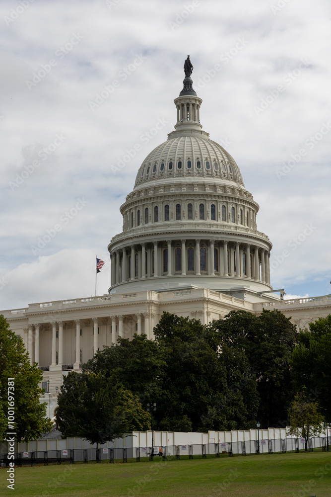 Fototapeta premium US Capitol building under cloudy skies