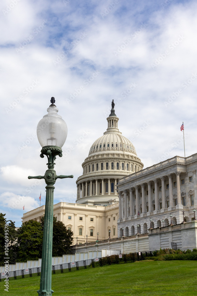 Obraz premium US Capitol building under cloudy skies