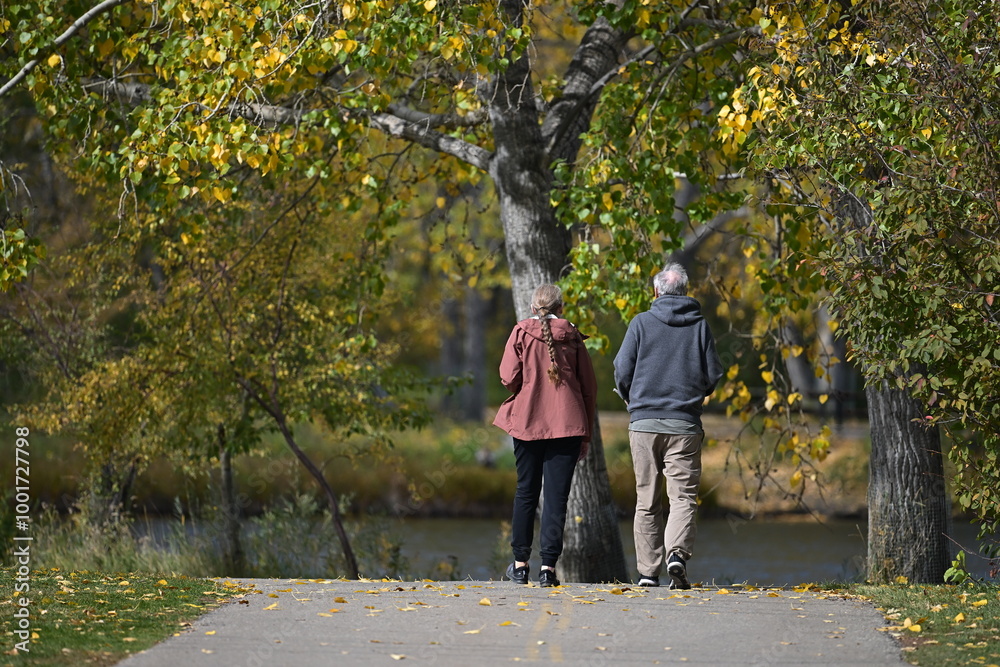 Obraz premium couple walking in the park