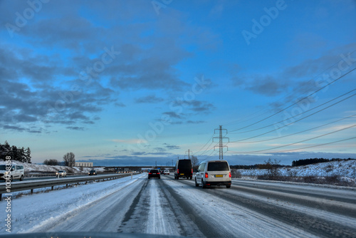 Straße, Autobahn, Verkehr, Dänemark, Auto, Reise, Reisen, fahren, Überholspur, Fahrspur, Winter, winterlich Schnee, verschneit, Schneeräumung, Leitschiene, Richtungsfahrbahn, Fahrbahn, Trasse, Leitung