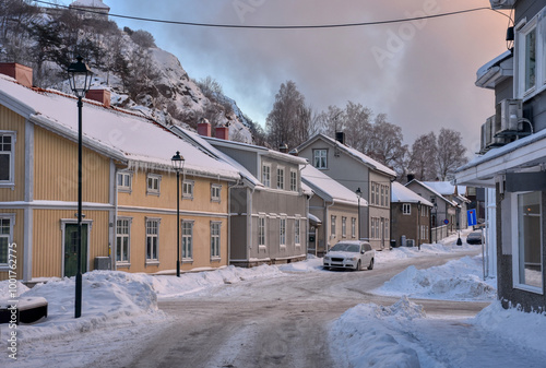 Halden, Stadt, Norwegen, Winter, verschneit, Altstadt, Historisch, Haus, Häuser, Gebäude, Holz, Holzhaus, Fenster, Tür, Straße, Schnee, verschneit, winterlich, Schneedecke, verschnörkelt, Giebel, Dach