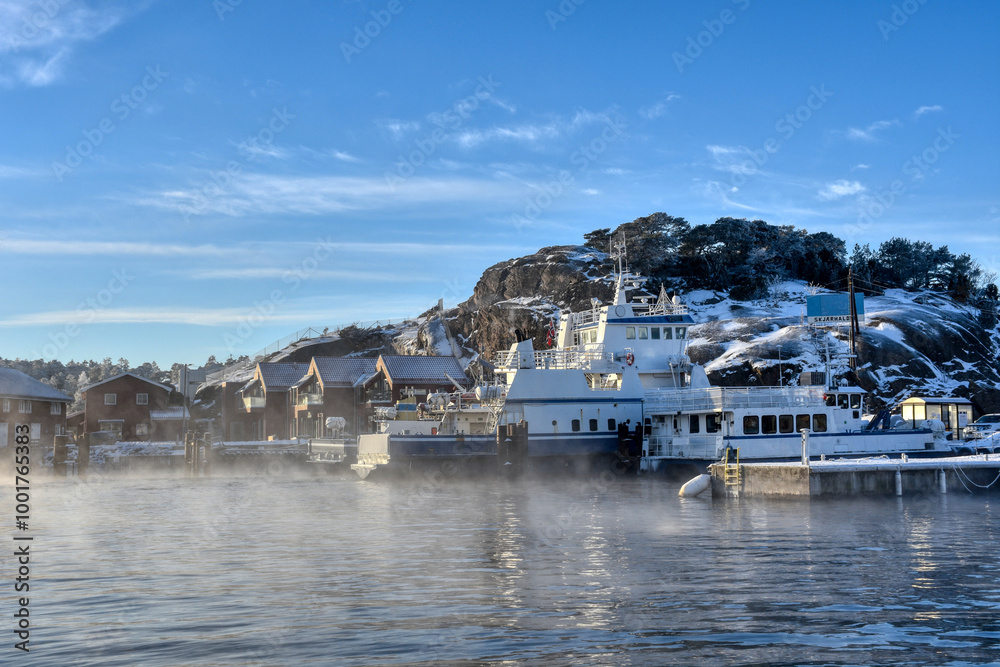 Fototapeta premium Skjærhalden, Kirkøy, Hafen, Boot, Schnee, Eis, Raureif, Nebel, Reif, vereist, Winter, Extremwinter, Winterstimmung, eingewintert, Stadt, Dorf, Fährhafen, Sportboot, Segelboot, Steg, Pier, Bootssteg, P