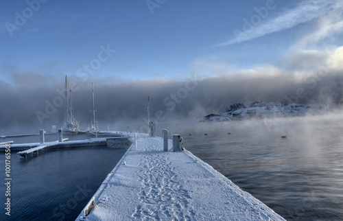 Skjærhalden, Kirkøy, Hafen, Boot, Schnee, Eis, Raureif, Nebel, Reif, vereist, Winter, Extremwinter, Winterstimmung, eingewintert, Stadt, Dorf, Fährhafen, Sportboot, Segelboot, Steg, Pier, Bootssteg, P