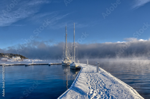 Skjærhalden, Kirkøy, Hafen, Boot, Schnee, Eis, Raureif, Nebel, Reif, vereist, Winter, Extremwinter, Winterstimmung, eingewintert, Stadt, Dorf, Fährhafen, Sportboot, Segelboot, Steg, Pier, Bootssteg, P