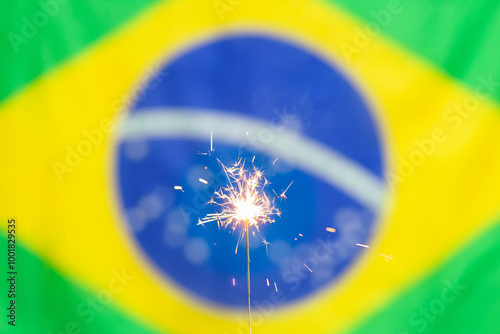 Uma velinha de estrelas acesa brilha com a bandeira brasileira no fundo para celebrar o Dia da Bandeira ou o dia da Proclamação da República  Brasileira com um clima de festa. photo