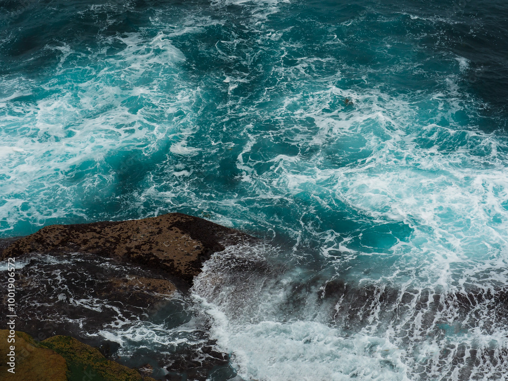 Fototapeta premium rough waves crashing on the rocks in the ocean