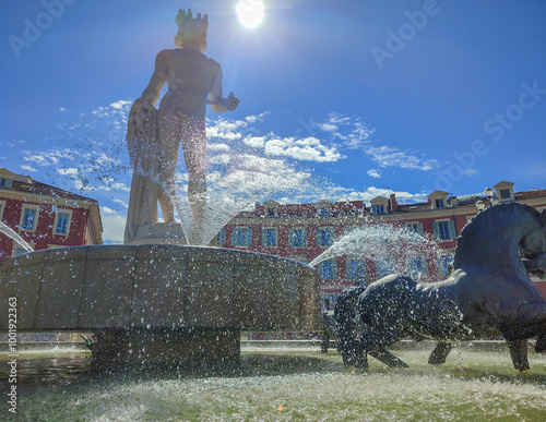 Gouttelettes d'eau dans la fontaine d'Appolon  sur la place Massena à Nice sur la Côte d'Azur photo