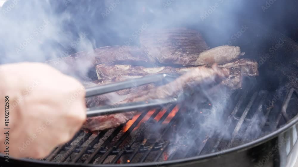 Asado con llamas intensas y humo en la parrilla