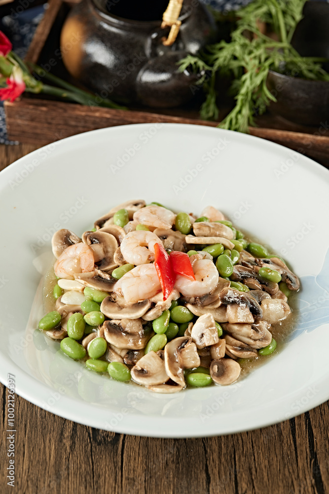 Slice green peas and mushrooms and roast shrimp Slice green peas and mushrooms and roast shrimp