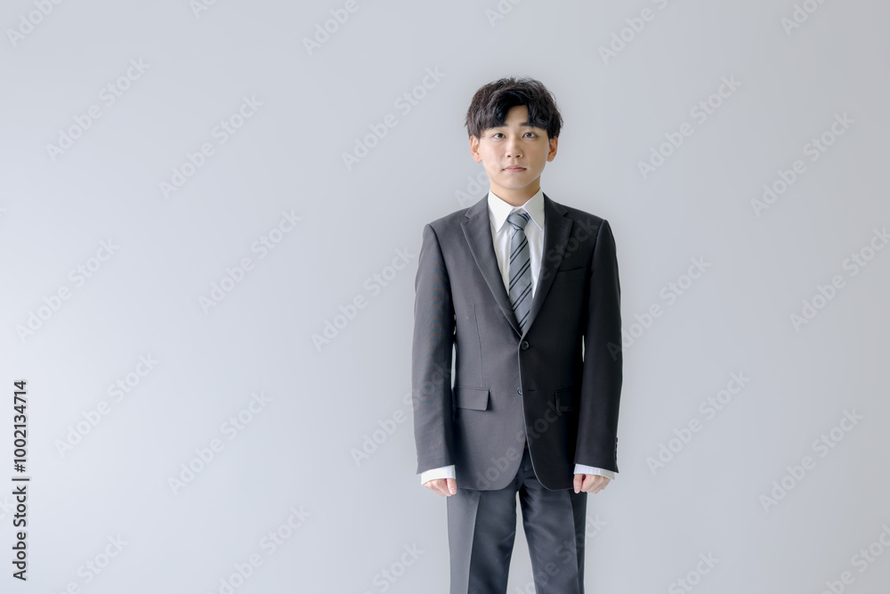 直立する若いビジネスマン 直立する若いビジネスマン