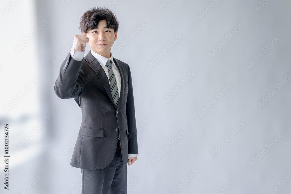 ガッツポーズする若いビジネスマン