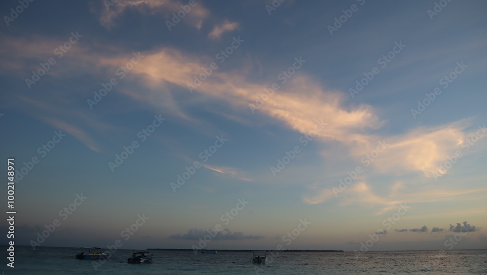 Obraz premium beautiful clear clouds in the sky, daytime photo.