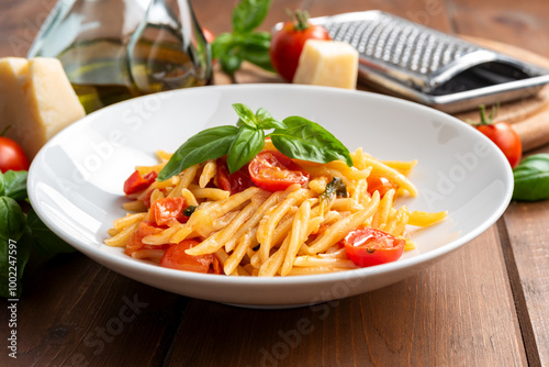 Trofie con pomodorini, basilico e olio extravergine di oliva, pasta italiana, dieta mediterranea 