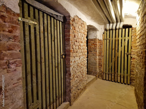 Verschlossene Kellertür in einem Mietshaus