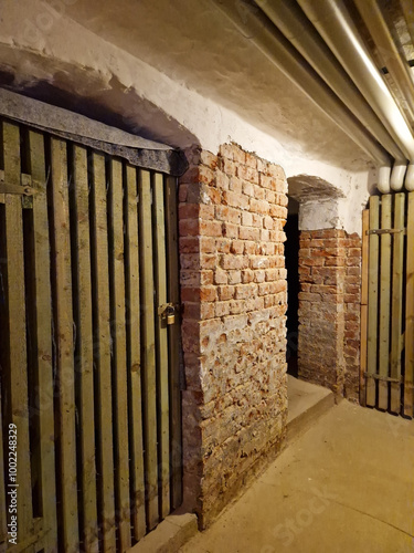 Verschlossene Kellertür in einem Mietshaus