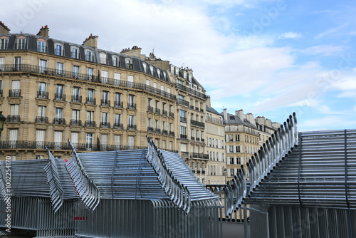 Tas de barrières à Paris sur le Pont Saint Louis photo