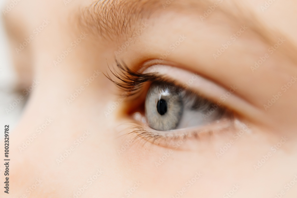 Obraz premium Close-up of a child's face, focusing on wide-open eyes. This shot highlights beauty and purity, making it perfect for themes related to childhood aesthetics and medicine.