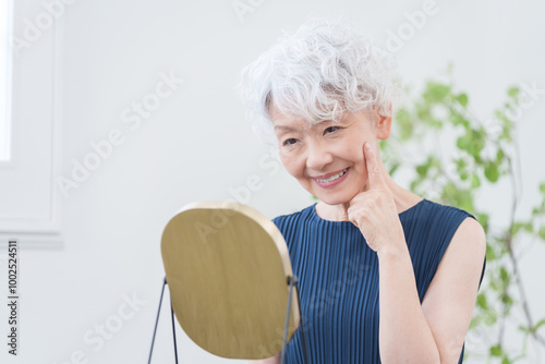 スキンケアをするシニア女性