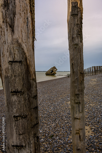 Le bunker renversé de la Réserve Naturelle Nationale de la Baie de Somme à Le Hourdel	 photo