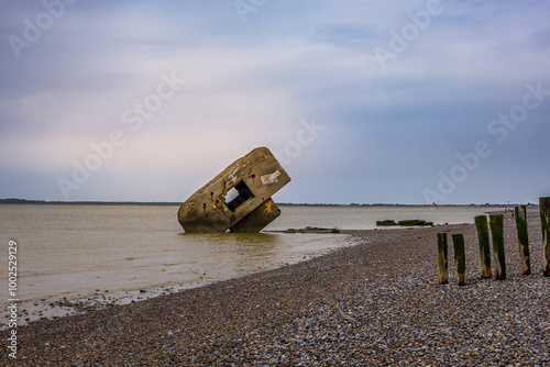 Le bunker renversé de la Réserve Naturelle Nationale de la Baie de Somme à Le Hourdel	 photo