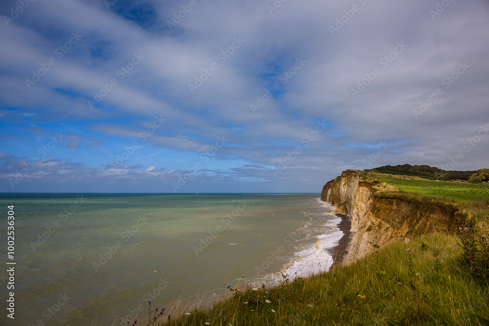 La plage de galets et les falaises de Sainte-Marguerite-sur-Mer La plage de galets et les falaises de Sainte-Marguerite-sur-Mer