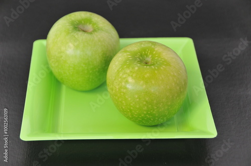 Pomme verte Granny Smith dans une assiette photo