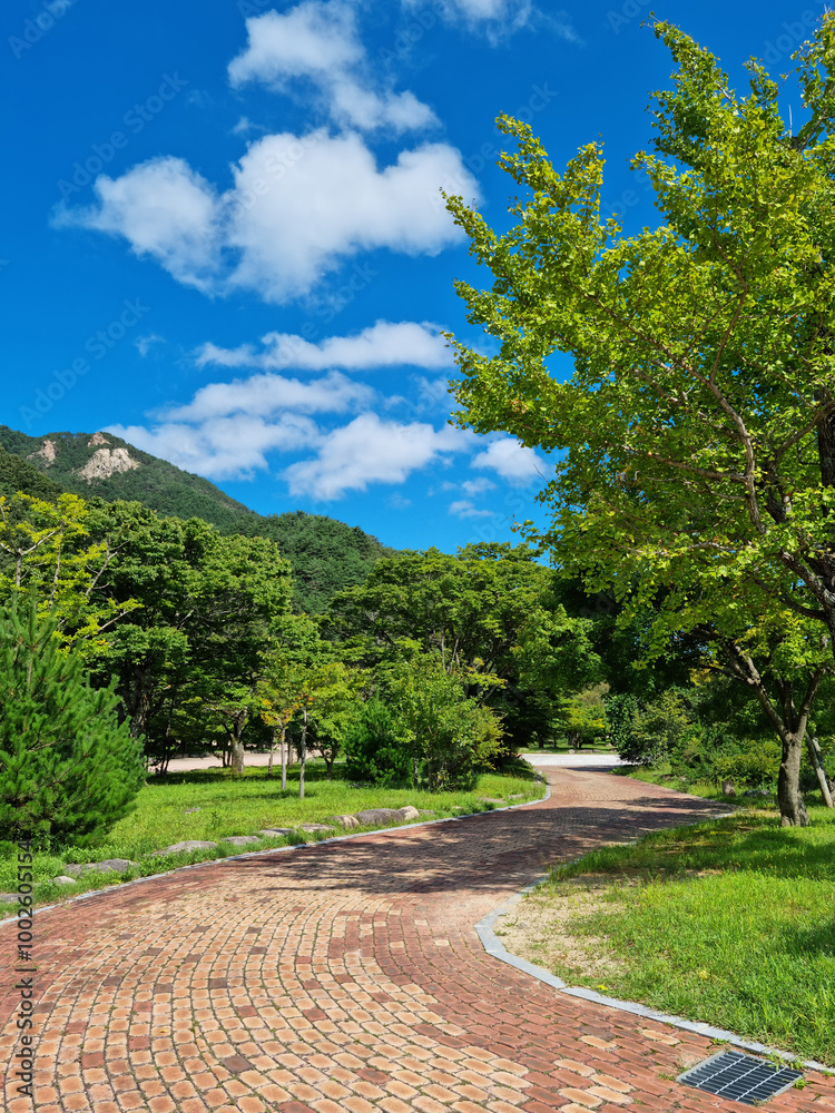 This is the scenery of Seoraksan National Park.