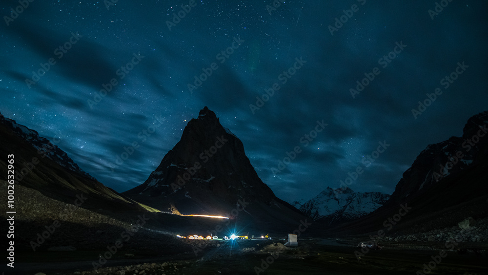 Obraz premium Evening shot of Gonbo Rangjon, a stand-alone lofty rocky precipice located south of Kargyak village in the Lungnak valley, Zanskar, Laddakh, India