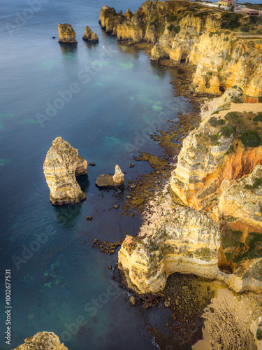 Foto Dramatic Coastal Cliffs and Scenic Seascapes of Algarve, Portugal