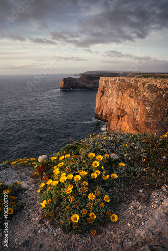 Foto Dramatic Coastal Cliffs and Scenic Seascapes of Algarve, Portugal