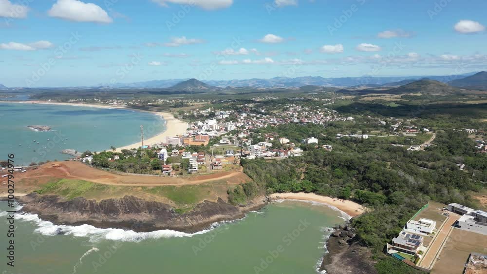 Imagem aérea das praias da Enseada Azul e Meaipe em um dia ensolarado de verão com a praia deserta. Praias de Guarapari.