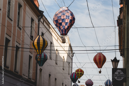 Uliczka w Pszczynie, Śląsk, ozdobiona balonami, zabytkowa architektura. photo