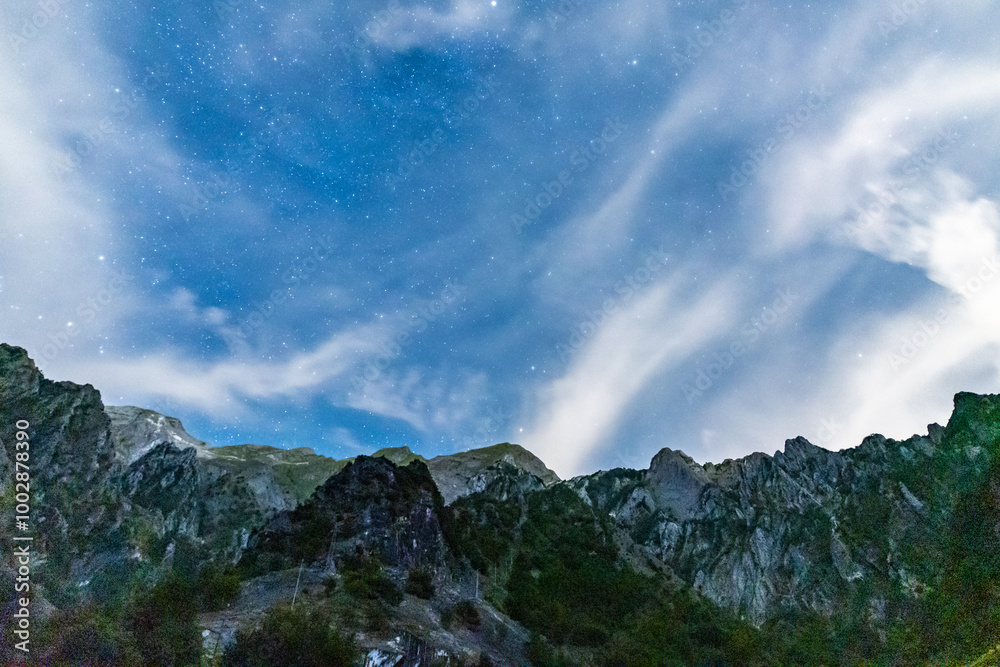 Obraz premium montagna notturna e stelle