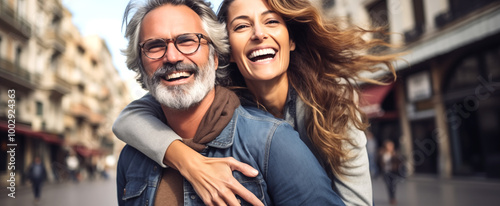 Concepto de vacaciones de personas. Una pareja feliz se divierte junta en una actividad de ocio al aire libre.