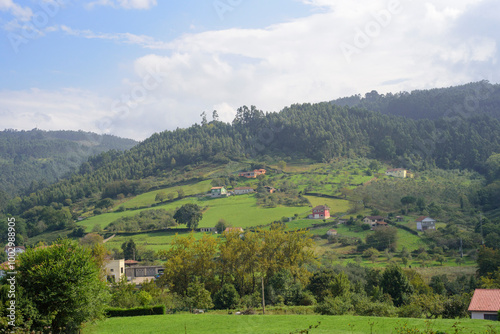 Cuadro en lienzo Casas en ladera de monte de Asturias