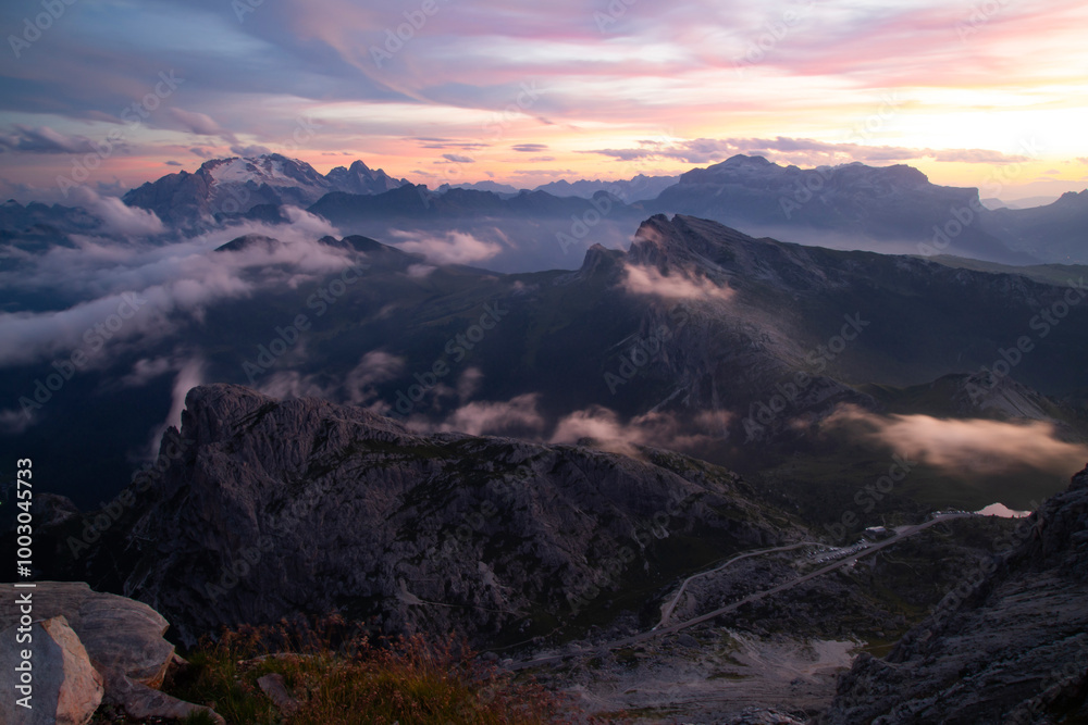 Naklejka premium Dolomite stuning sunset from the Lagazuoi refuge
